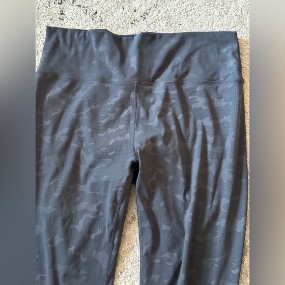 Zyia Active Size 20 Gray Digital Camo High Waisted Leggings 25” inseam - Picture 2 of 3
